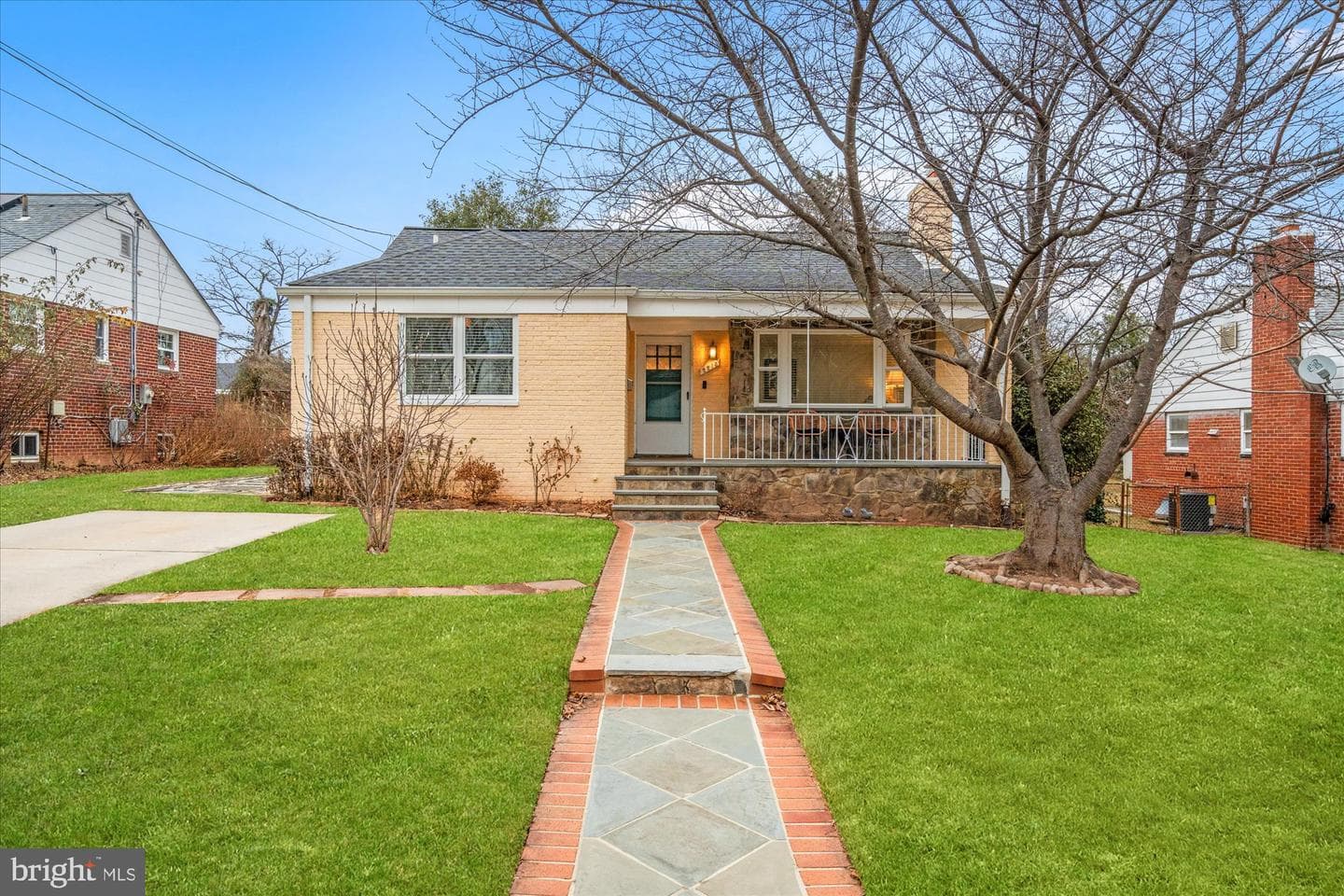 2213 Darrow Street photo 1