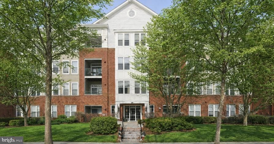 501 King Farm Blvd #304 photo 1