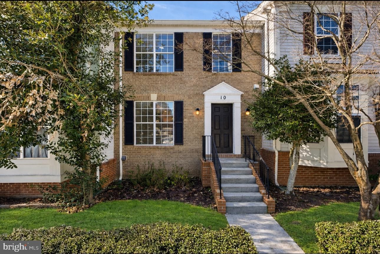 10 Cottage Field Court