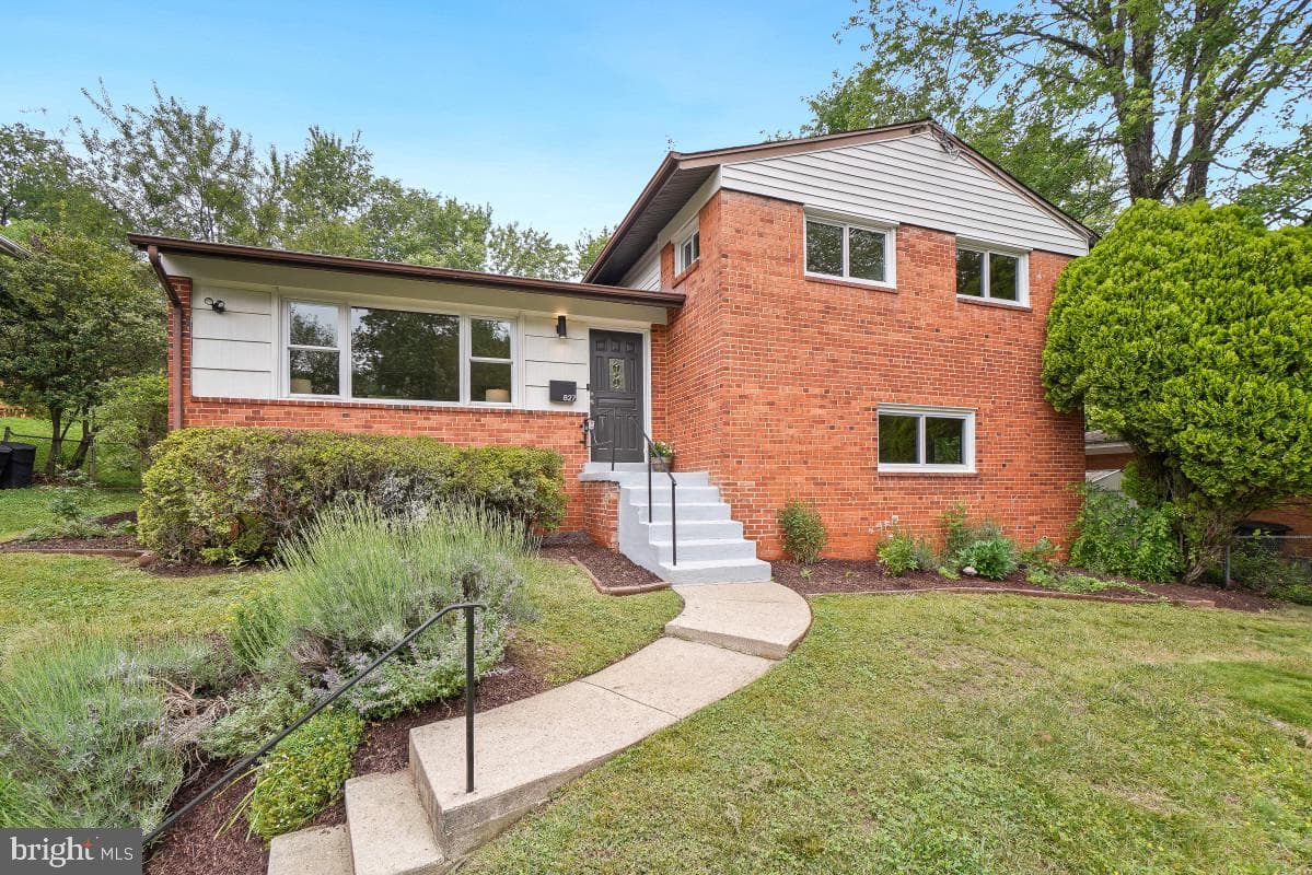 827 Caddington Avenue