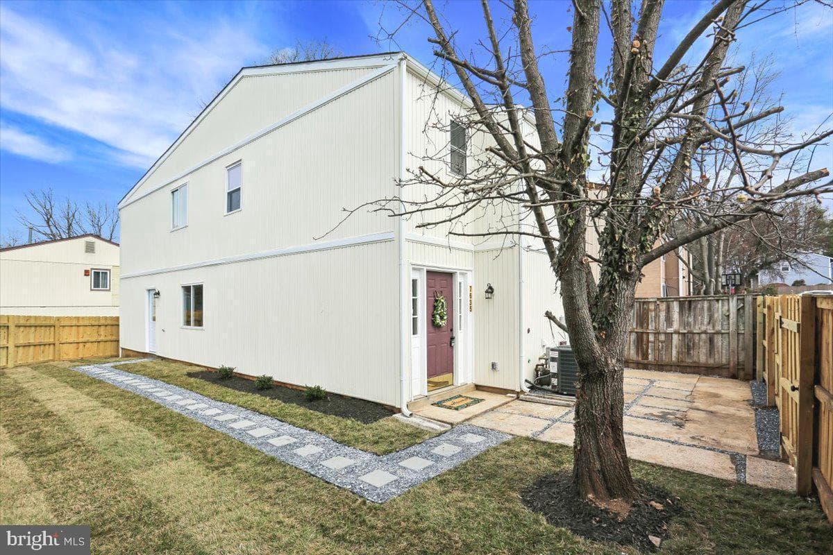 7635 Laytonia Drive photo 1