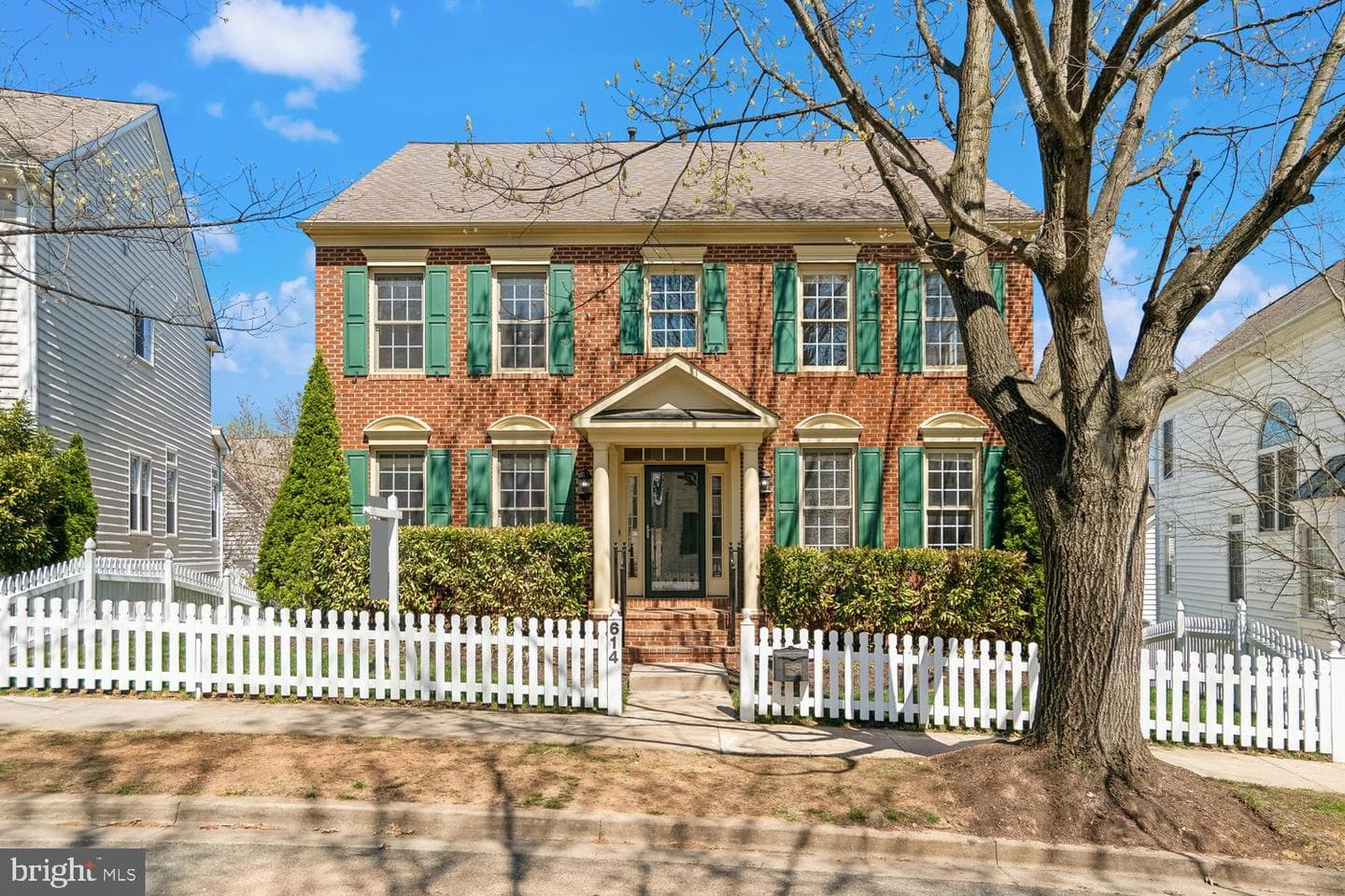 614 Linslade Street photo 1