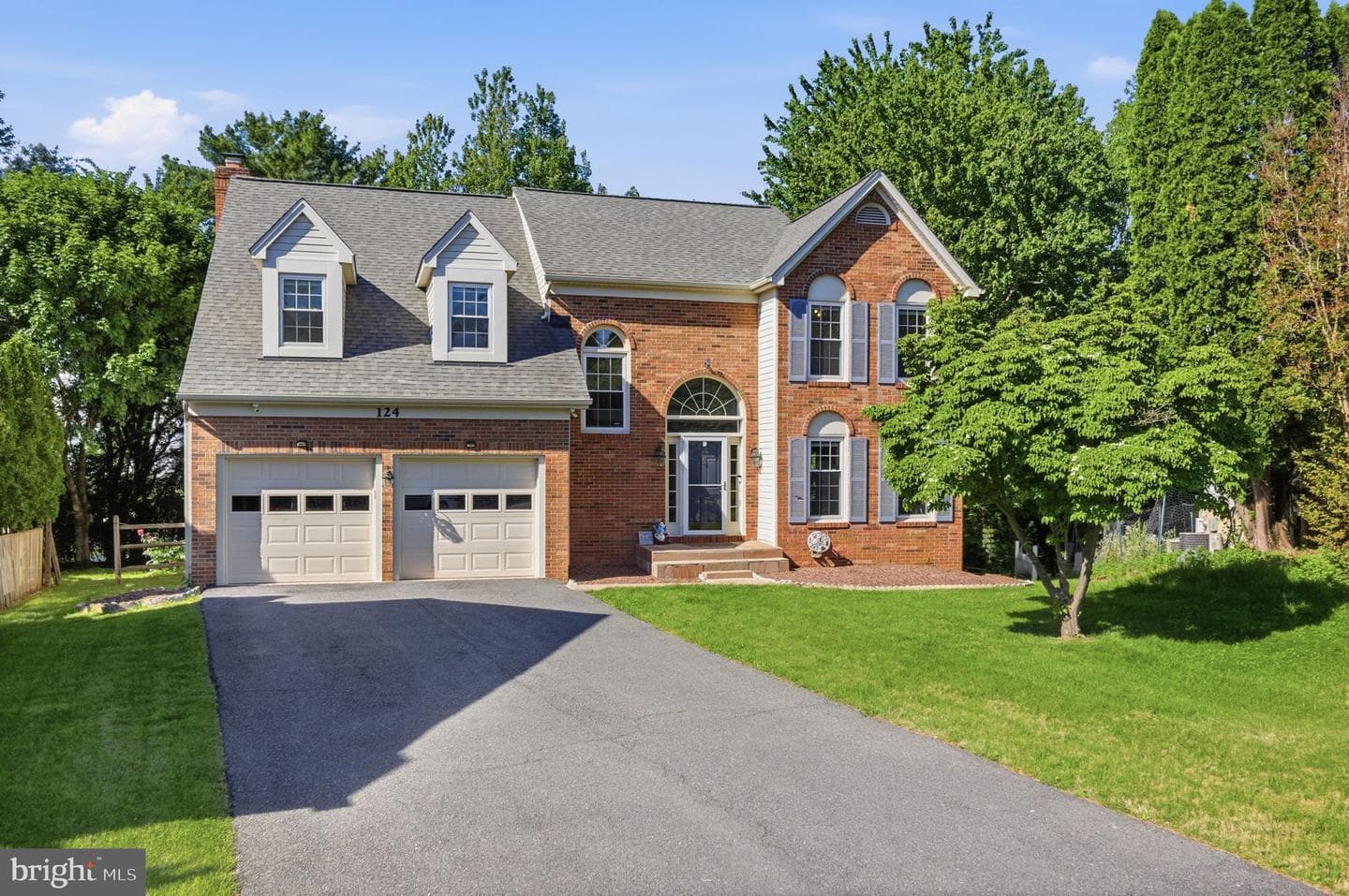 124 Englefield Drive photo 1