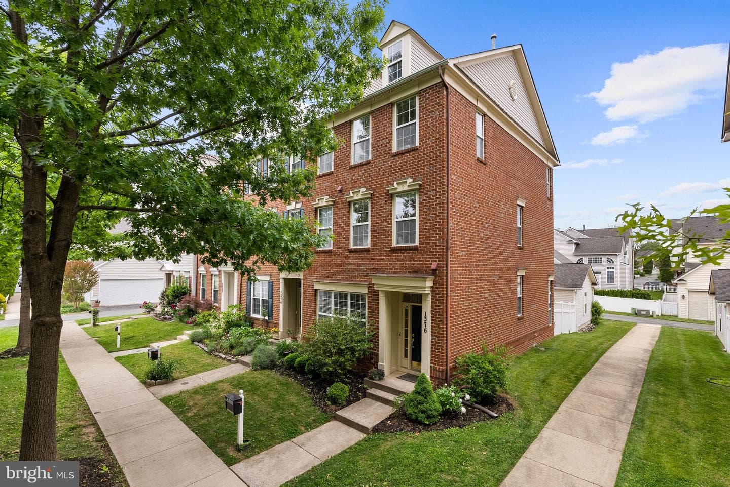 1376 Main Mews