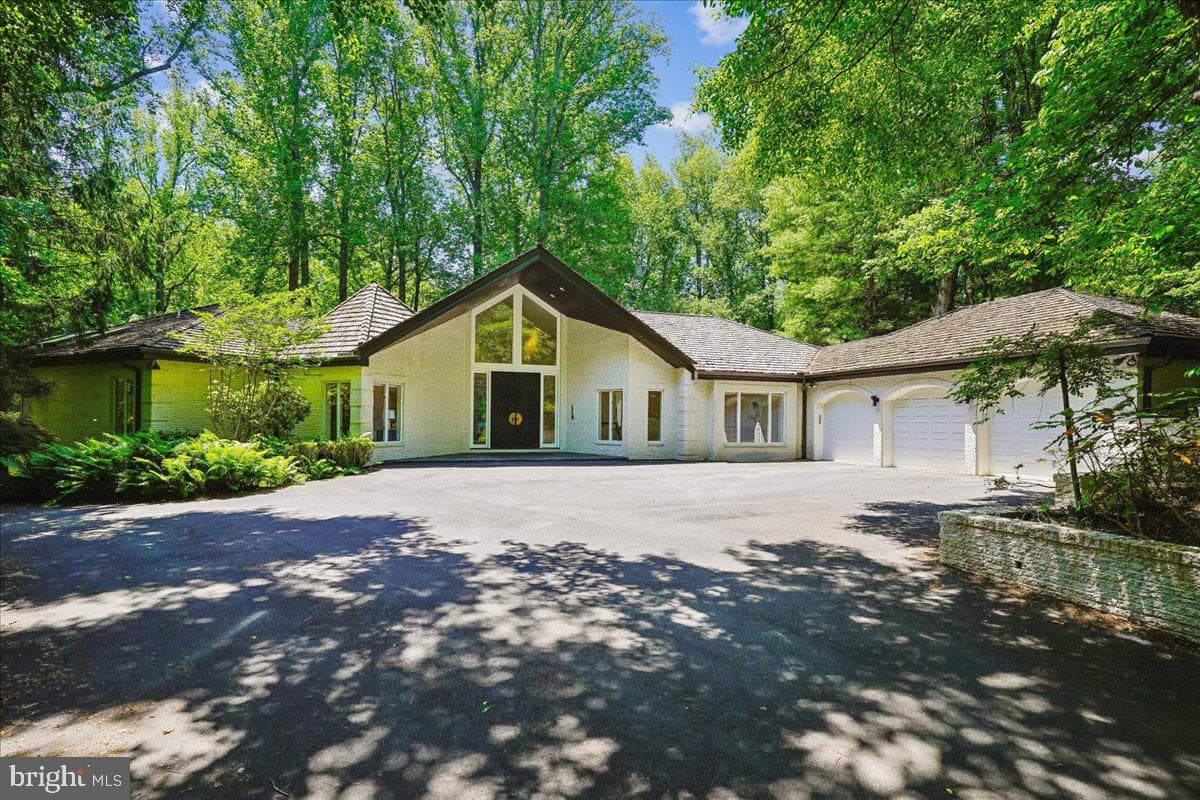 9100 Aldershot Drive, Bethesda