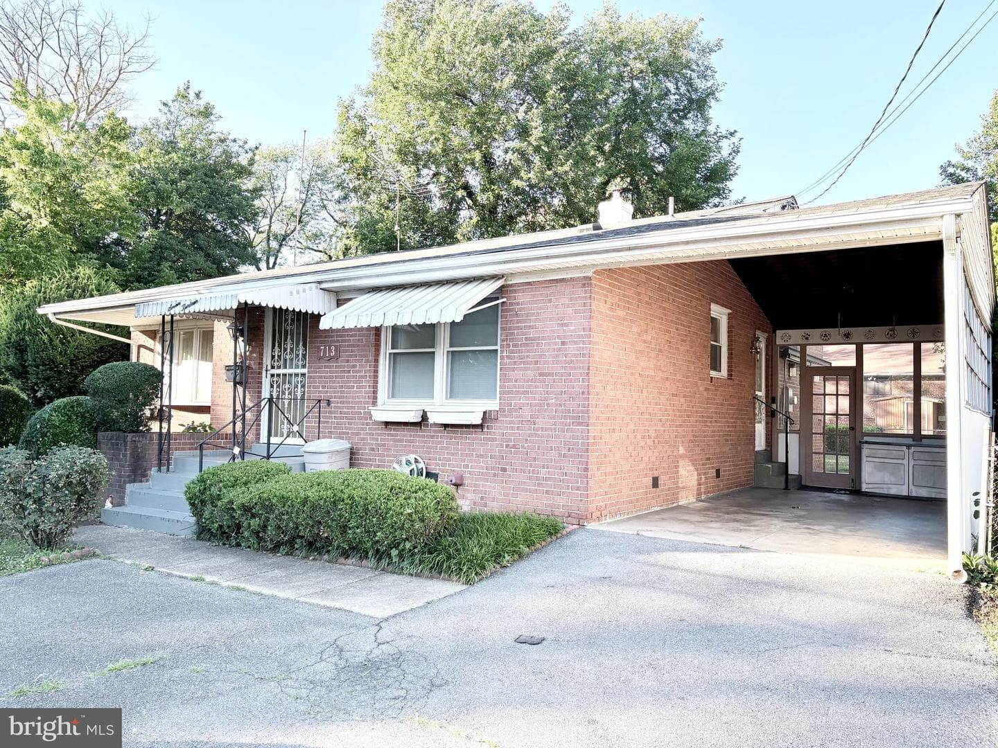 713 University Boulevard W