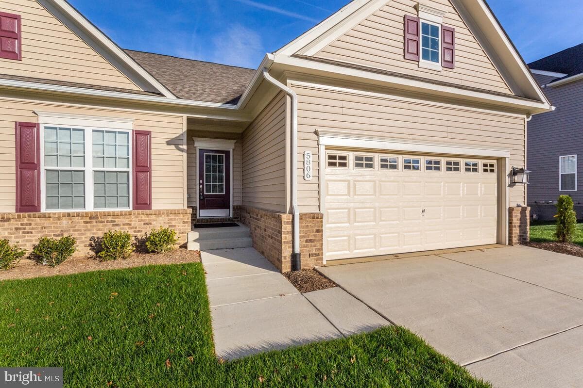 5806 McIntosh Place photo 1