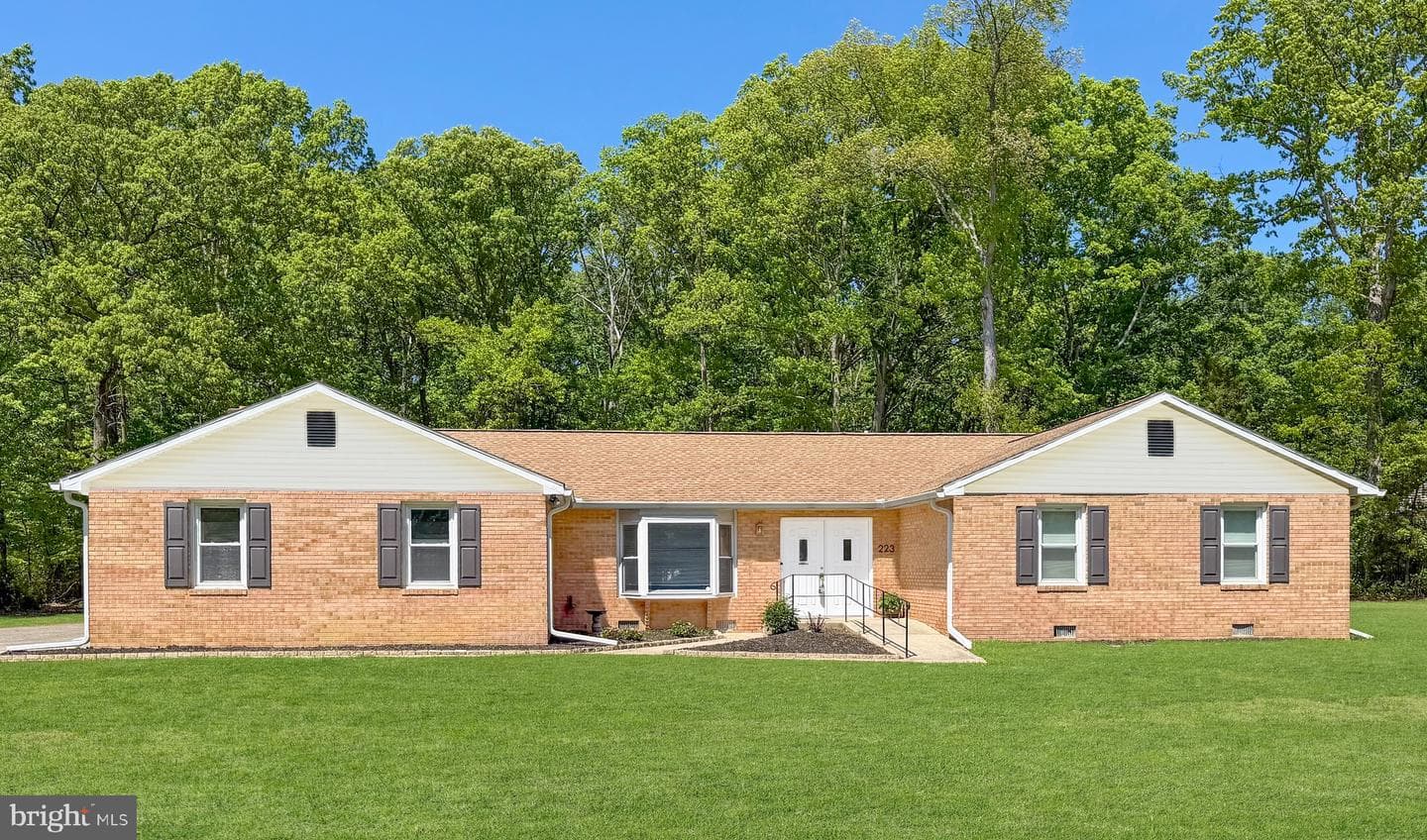 223 Manning Road E
