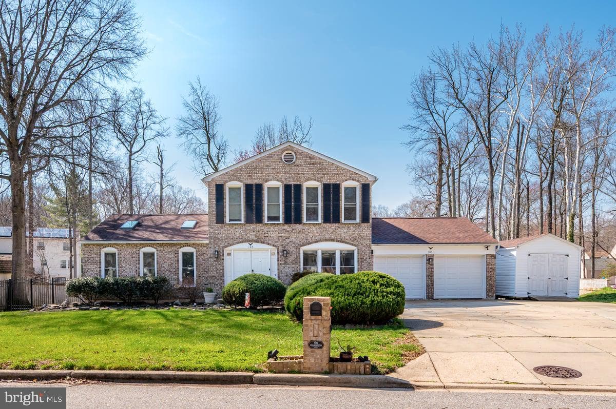 105 Saint Andrews Drive E
