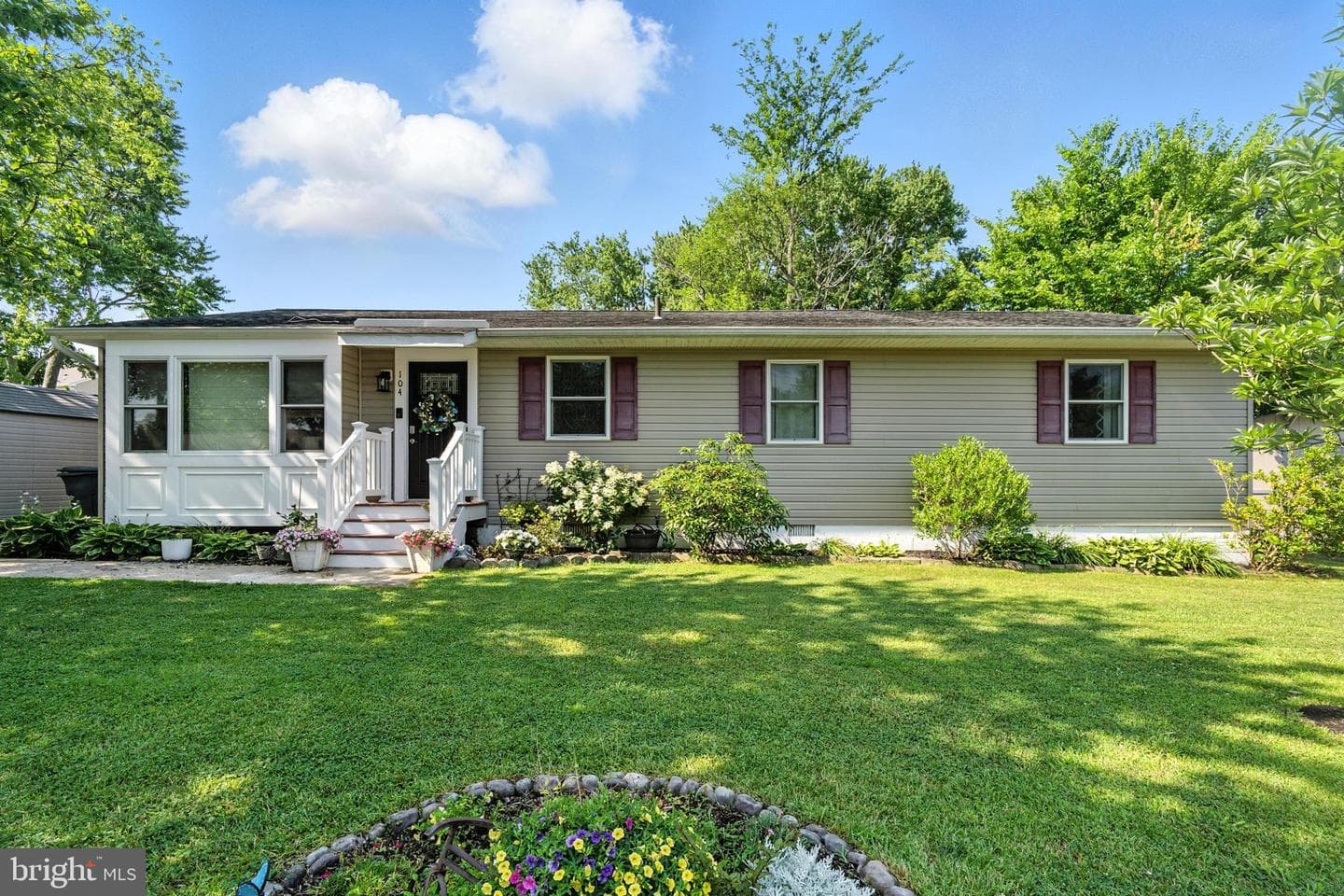 104 Thompson Avenue photo 1