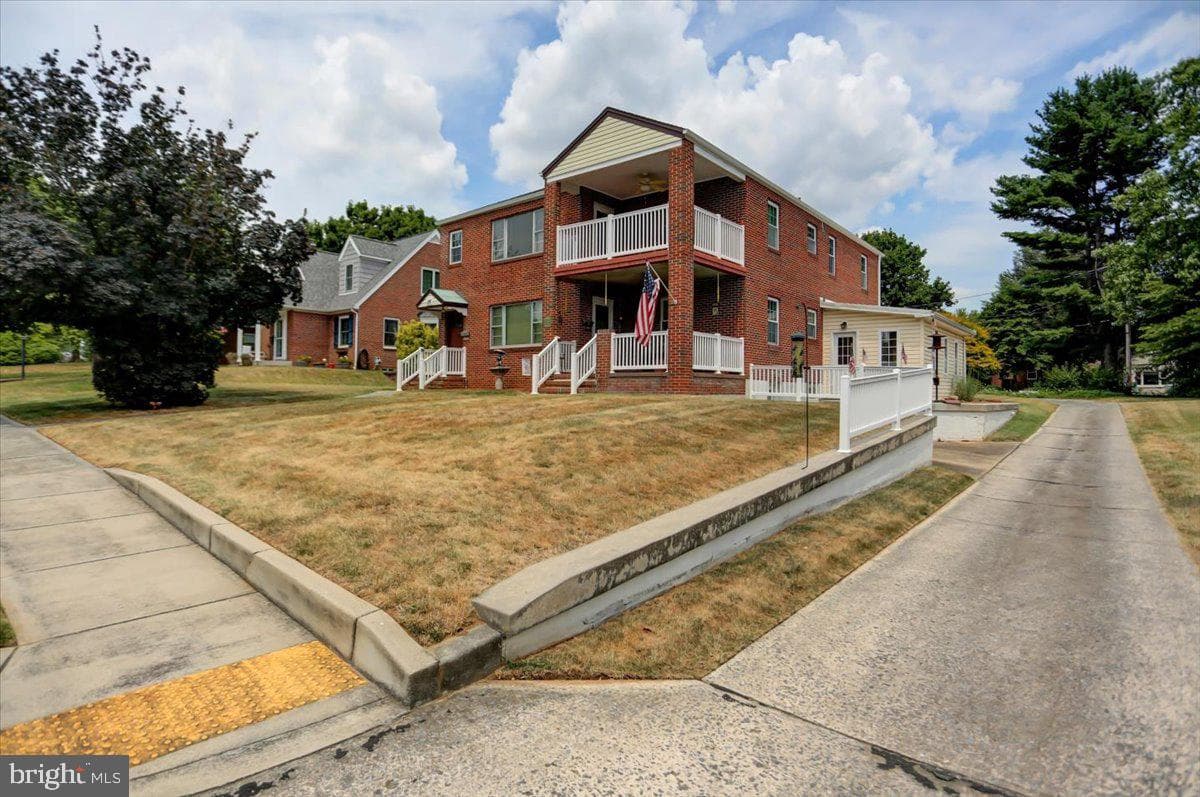 118 Linden Avenue photo 1