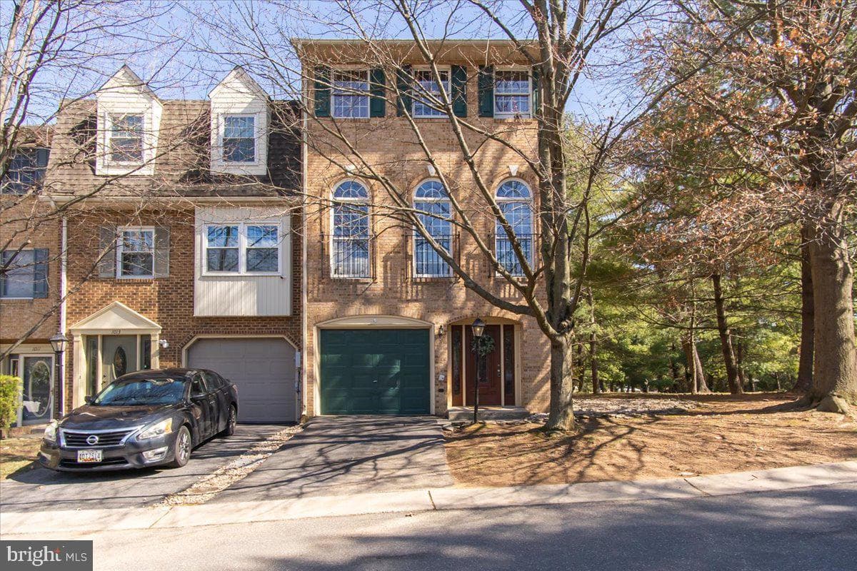 1015 Lindsay Lane photo 1