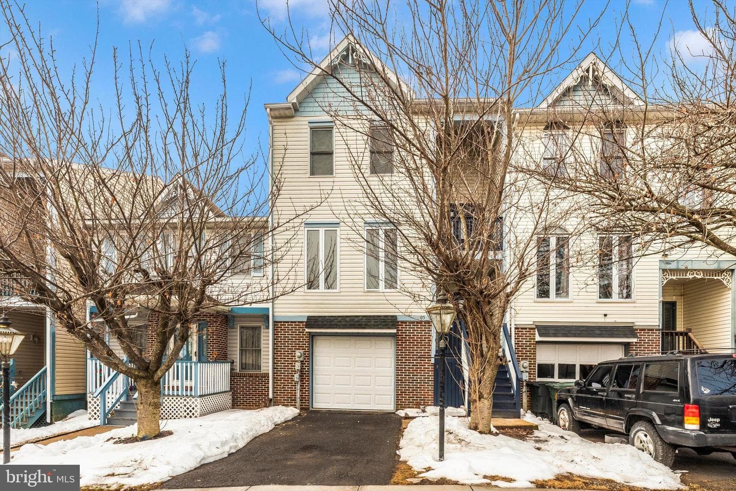 605 Knightsbridge Drive photo 1