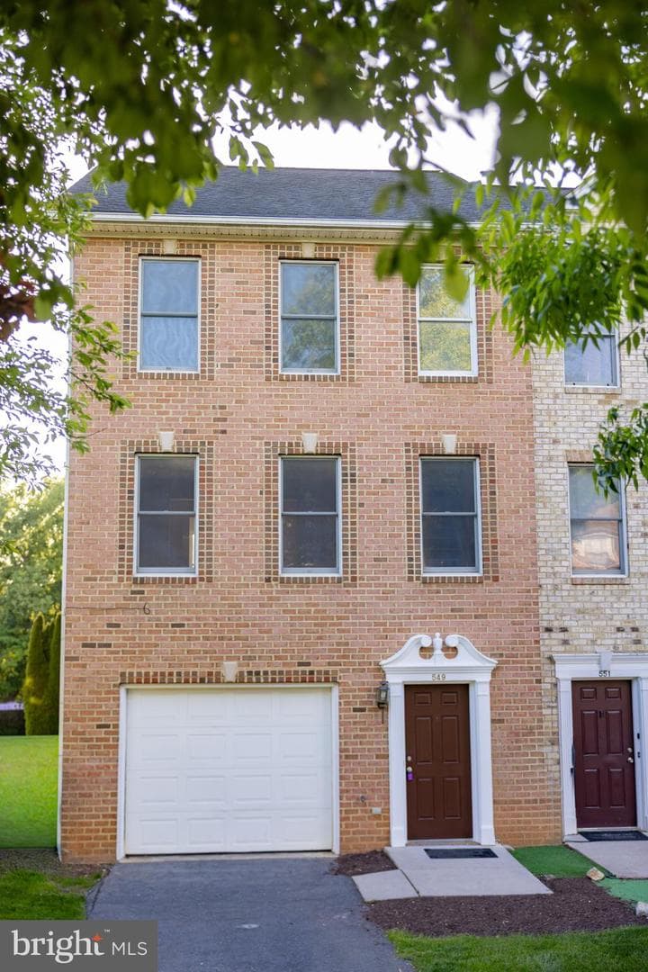 549 Pangborn Boulevard photo 1