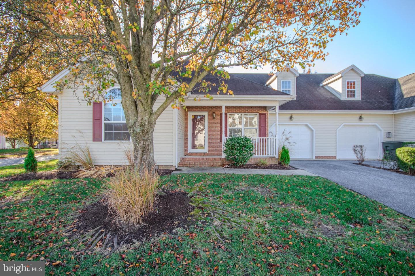 900 Emerald Court photo 1