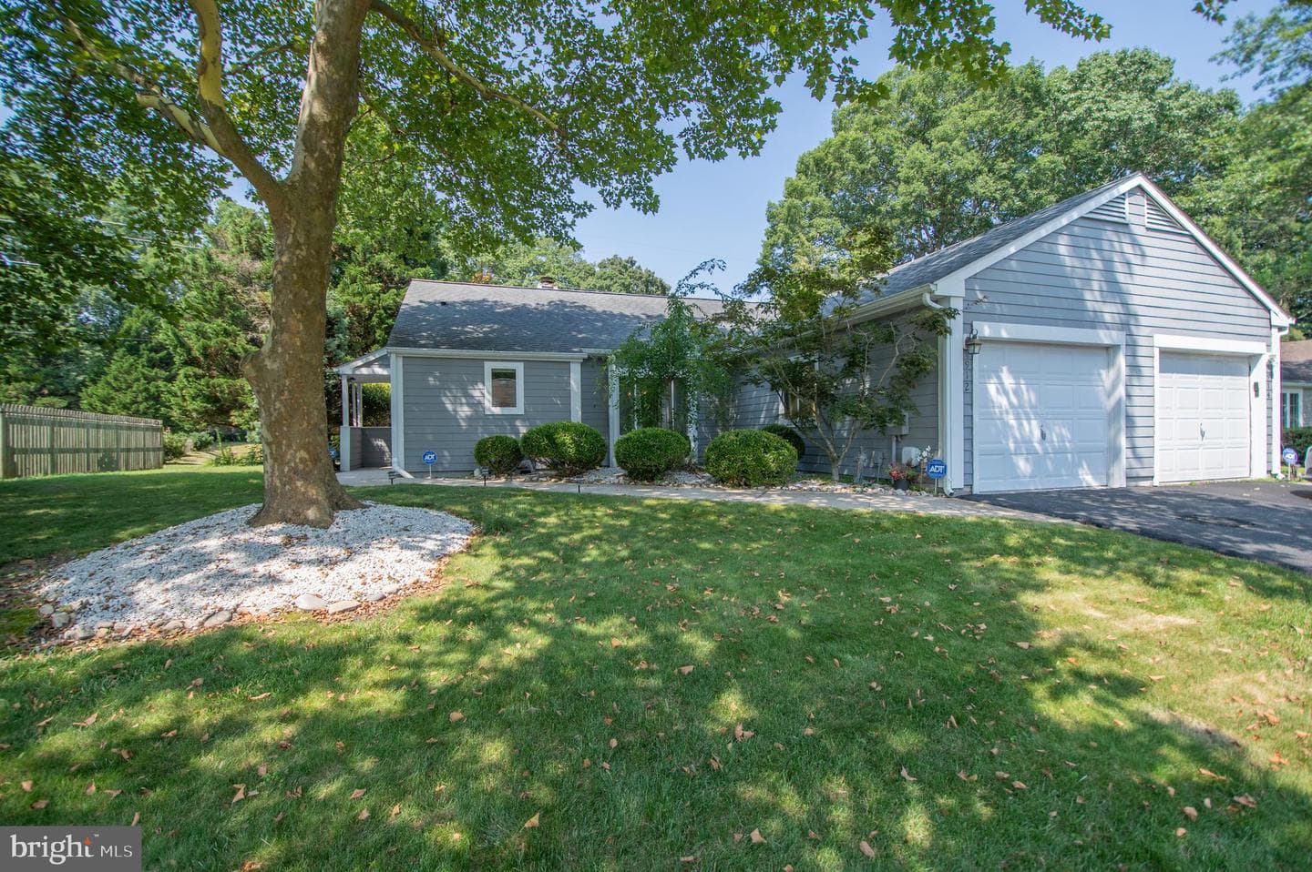 912 James Court photo 1