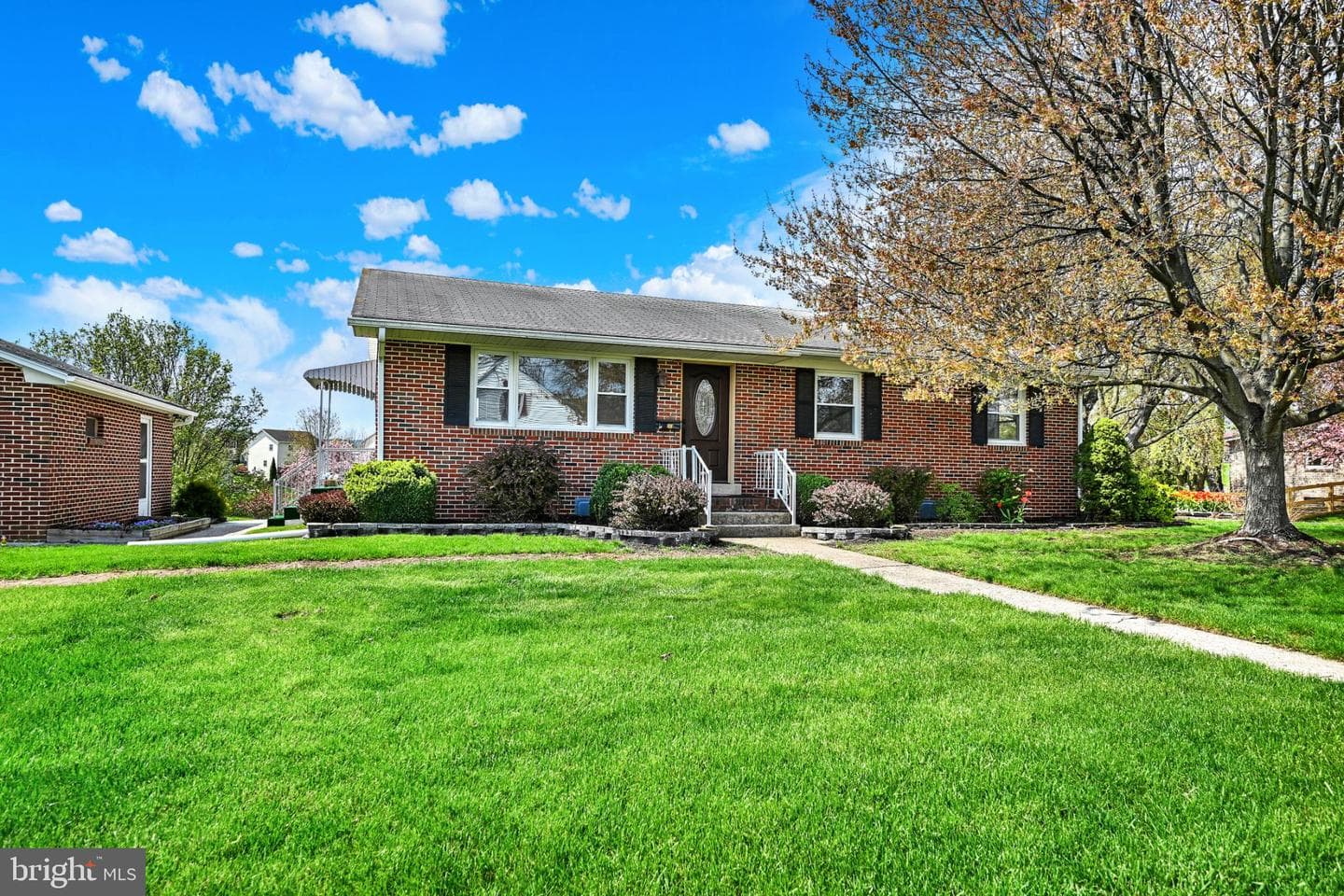 33 Ridge Avenue photo 1