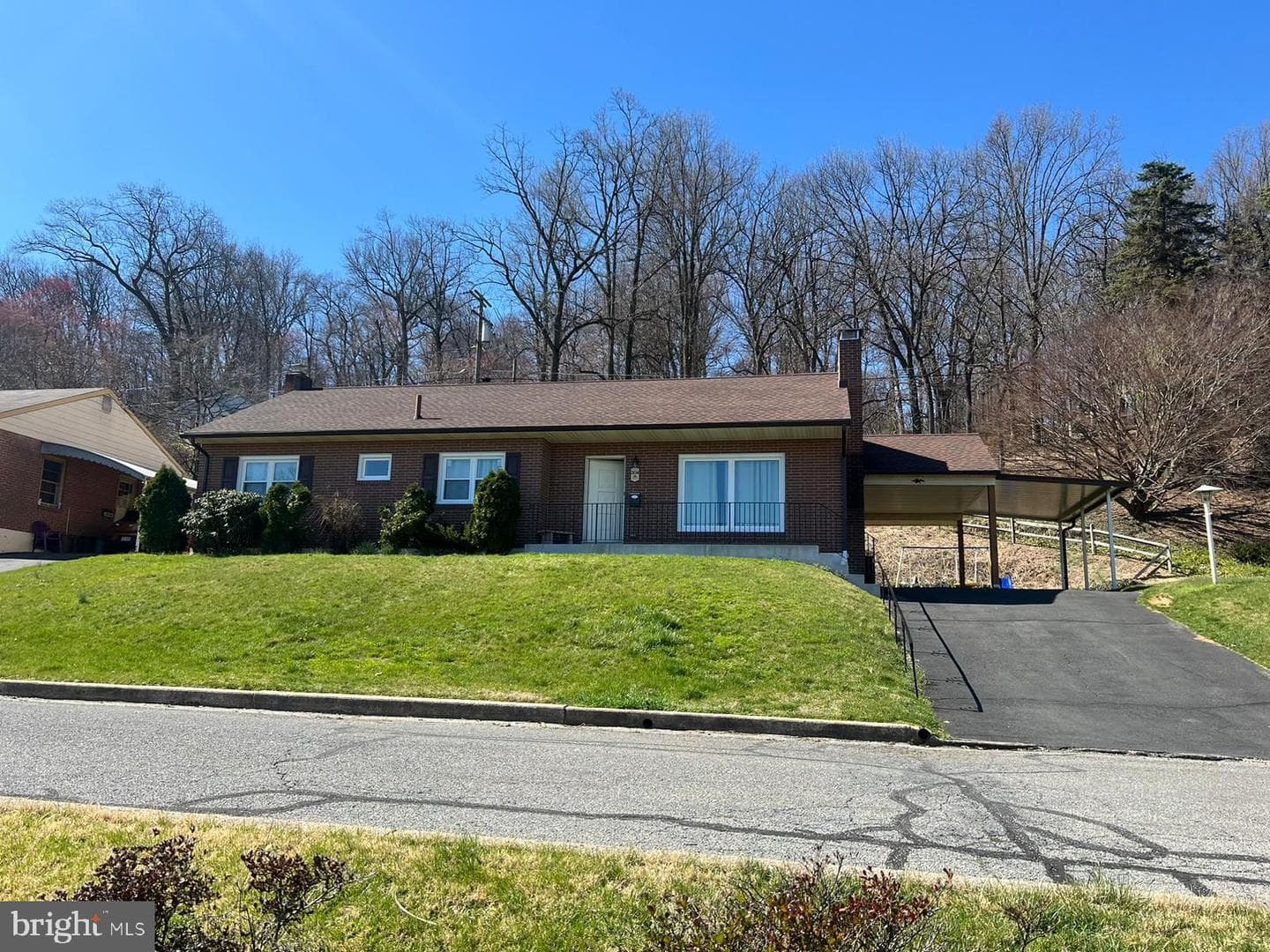 304 Hill Avenue photo 1