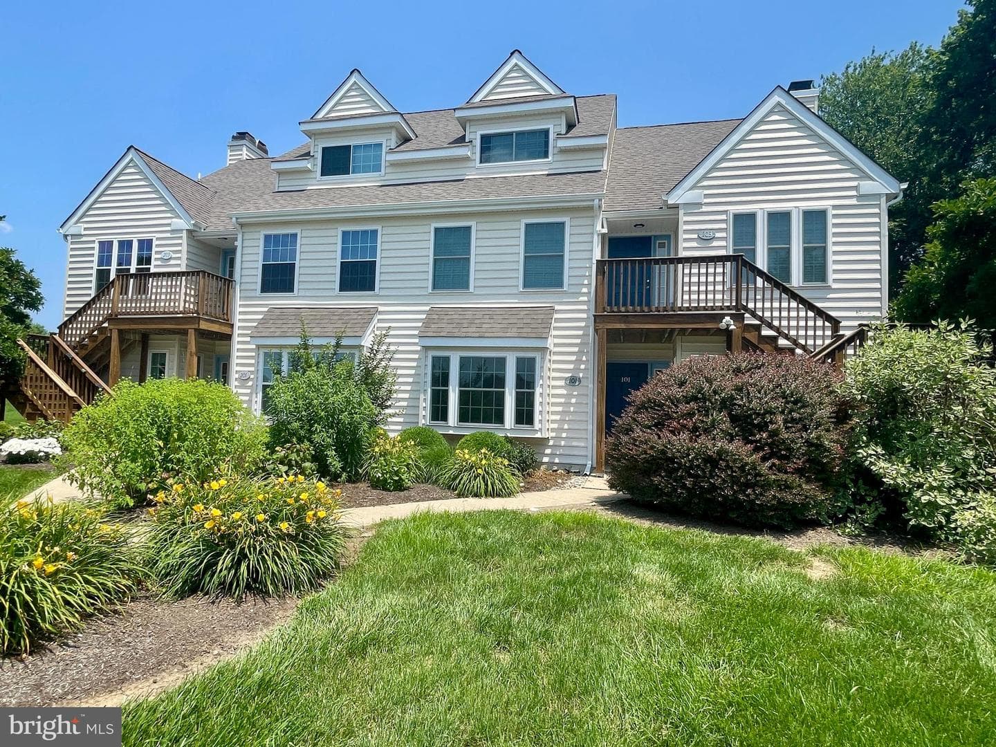101 Lexington Way photo 1