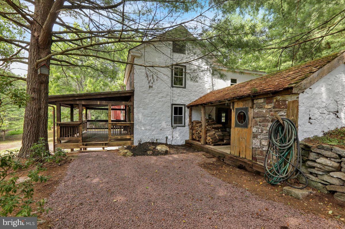 843 Ridgeway Road photo 1