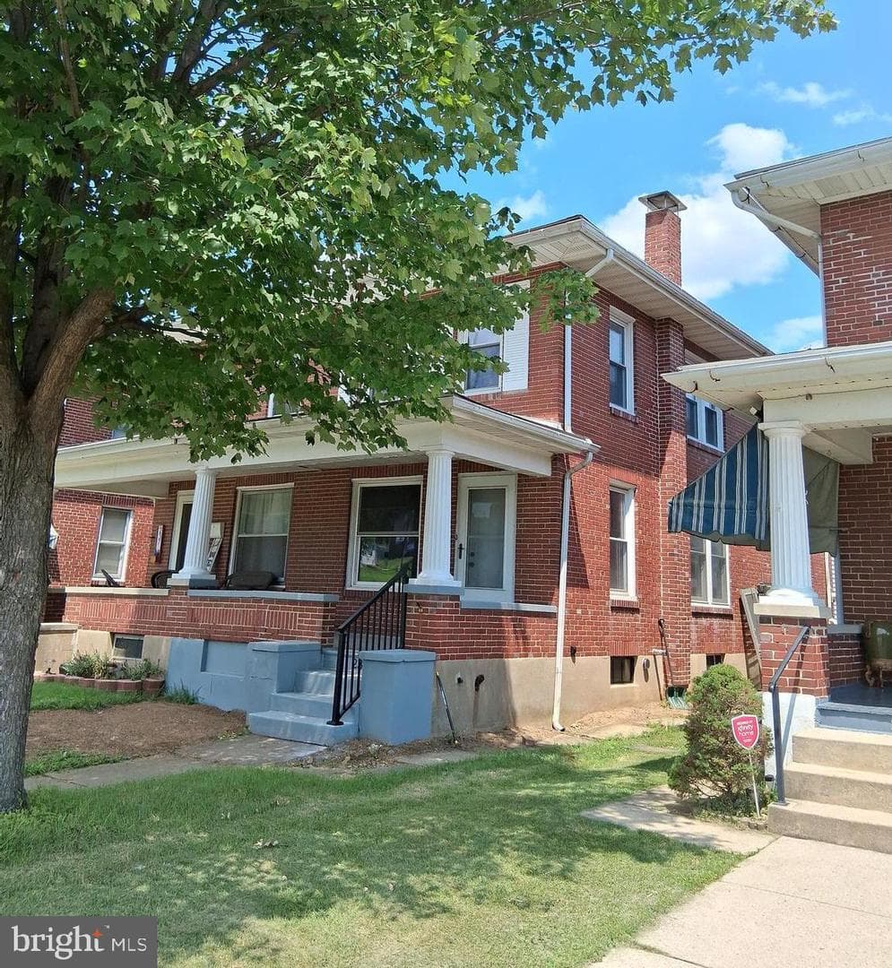 235 W Elm Street photo 1