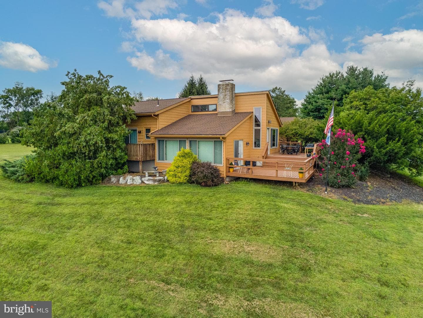 242 Dickinson Drive photo 1