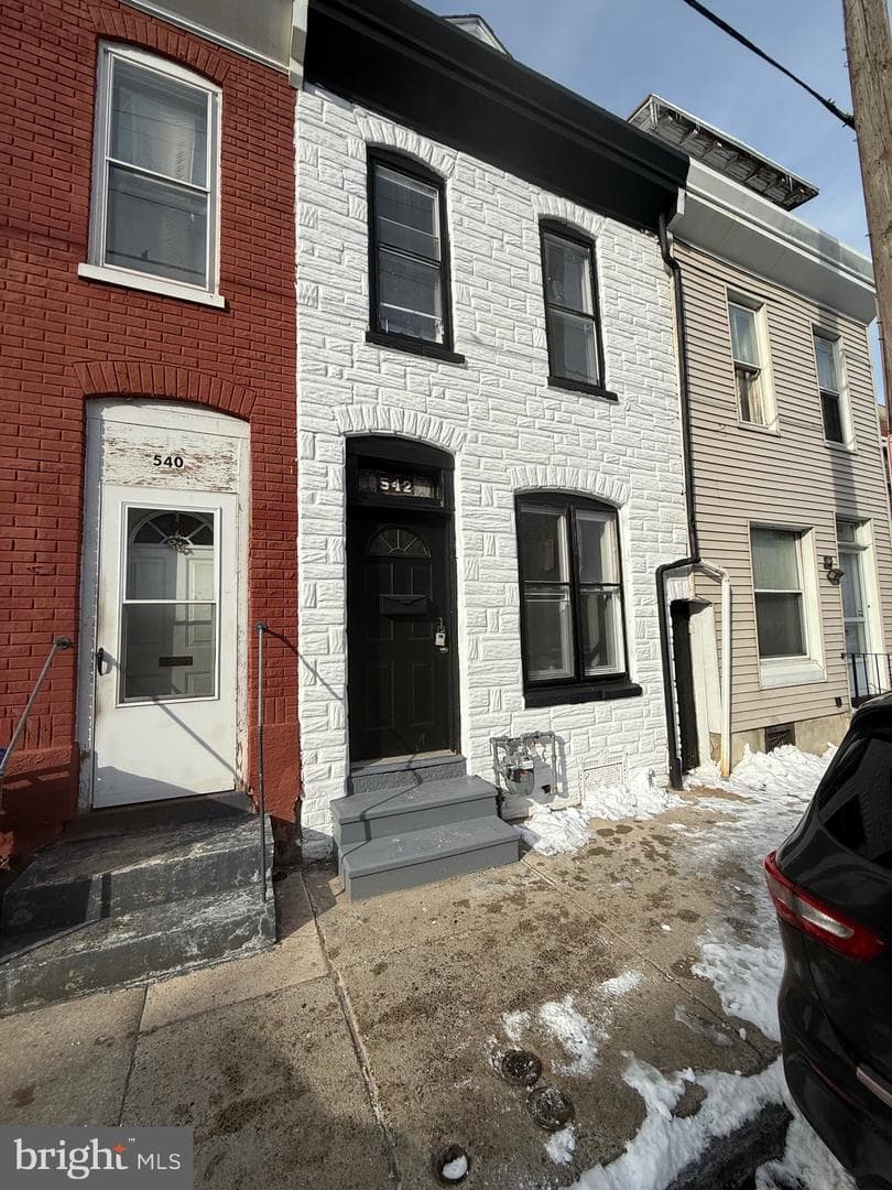 542 Moss Street photo 1