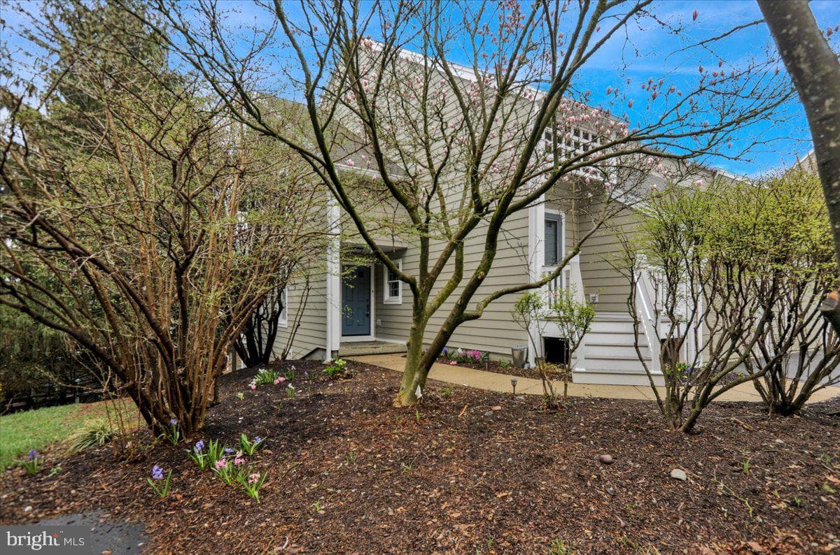 2028 Meadow Glen photo 1