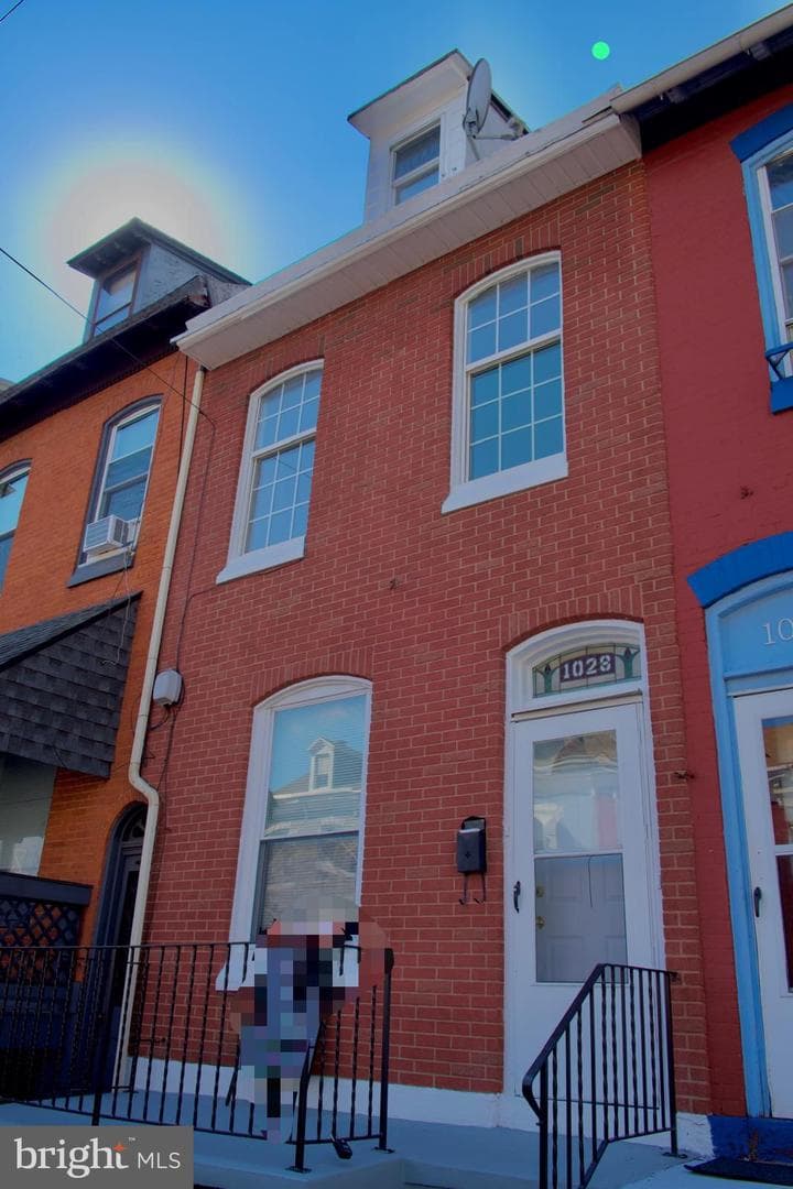 1028 Green Street photo 1