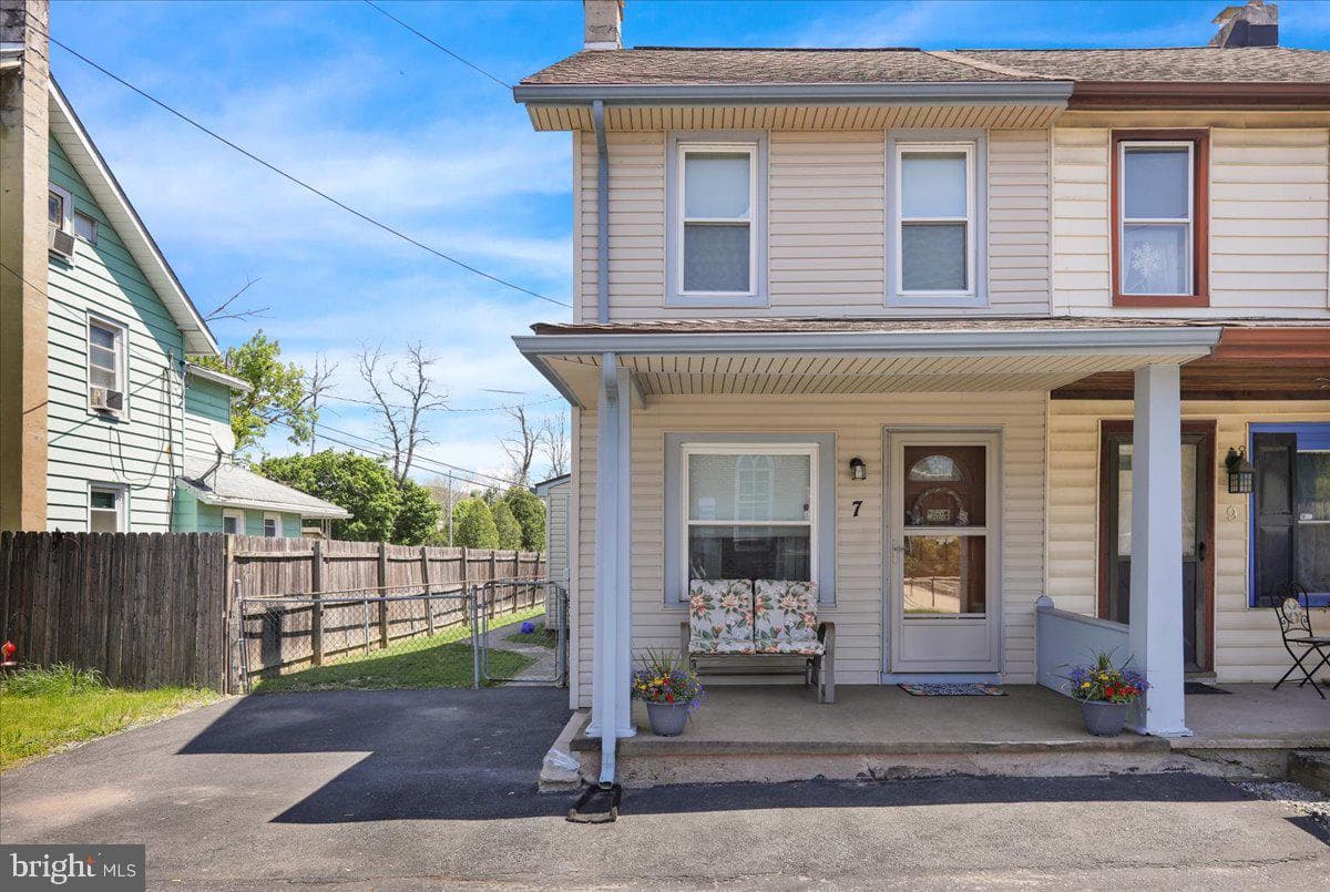7 Seyfert Drive