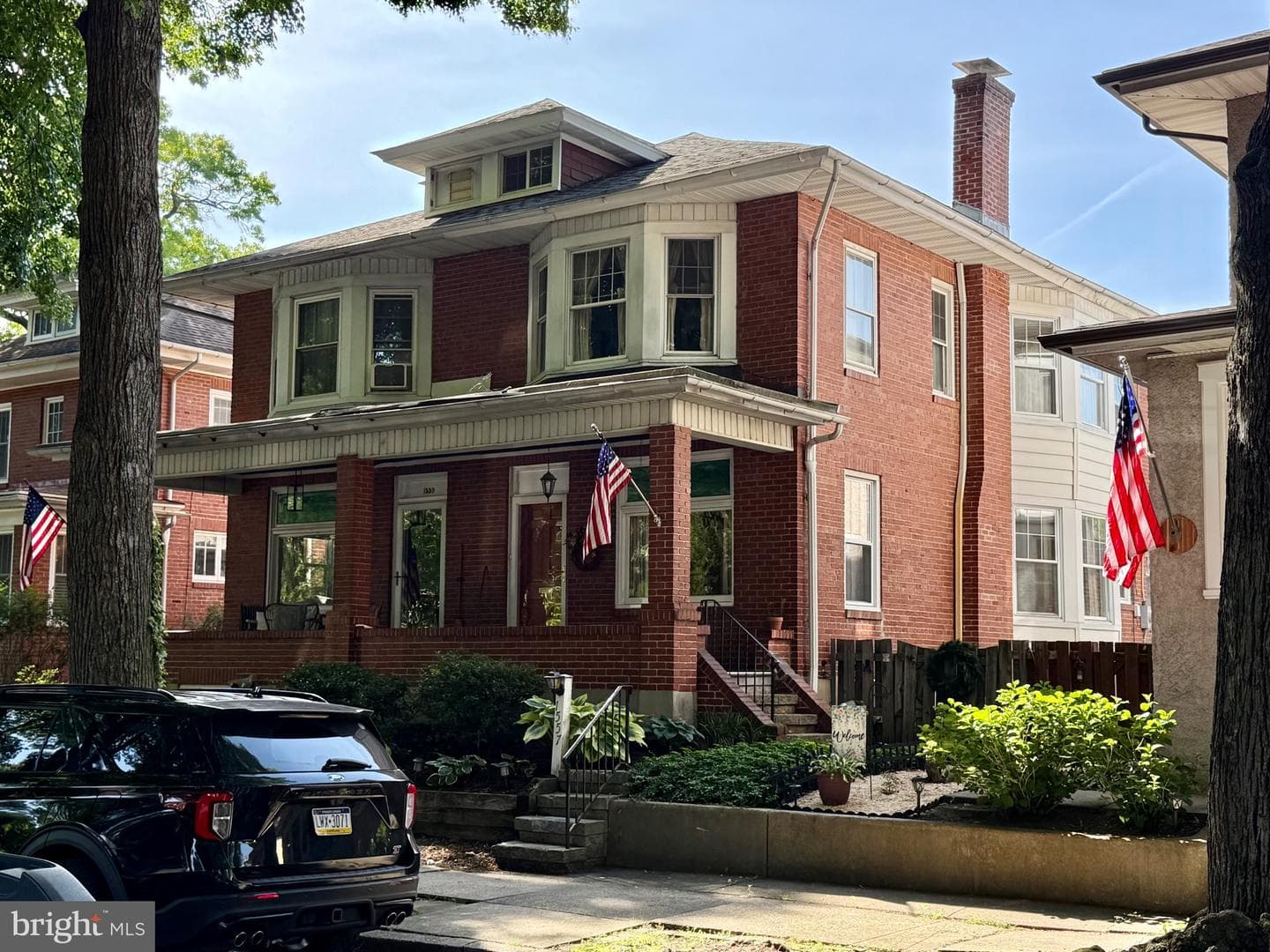 1557 Dauphin Av