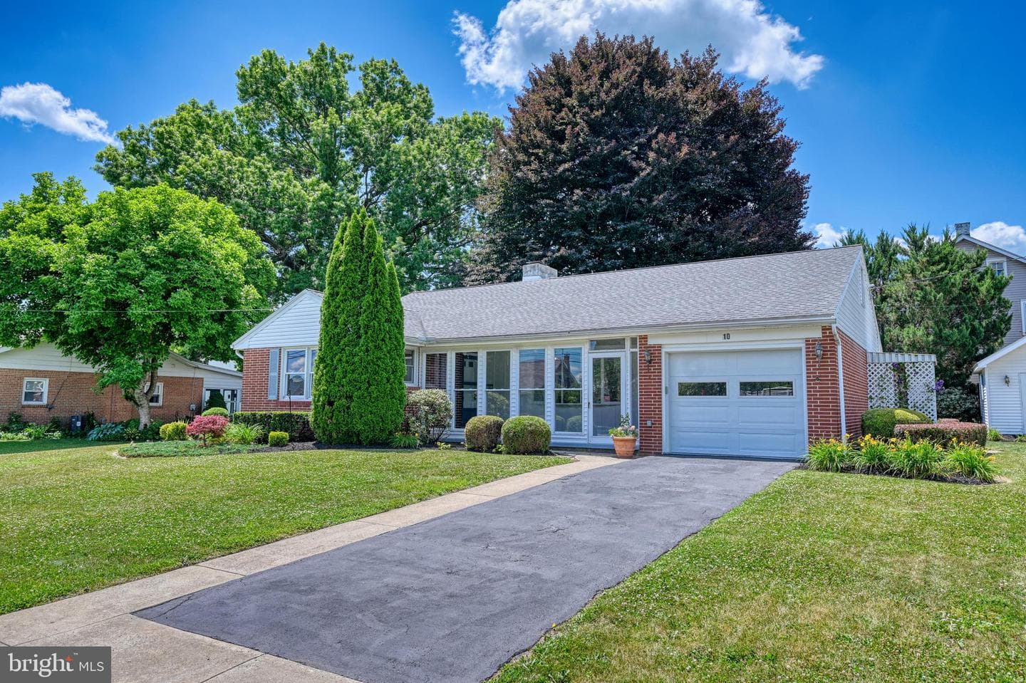 10 E Lincoln Avenue