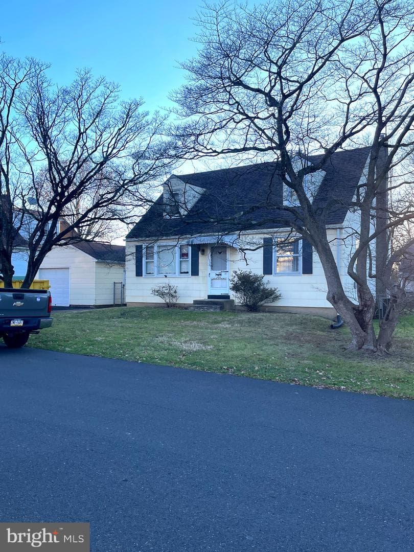 1090 Buttonwood Avenue photo 1