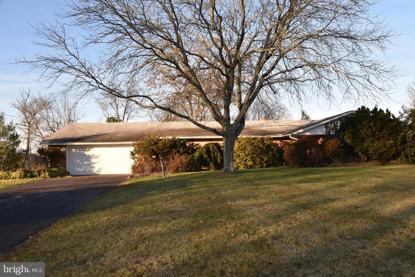 2370 Hillcrest Road photo 1