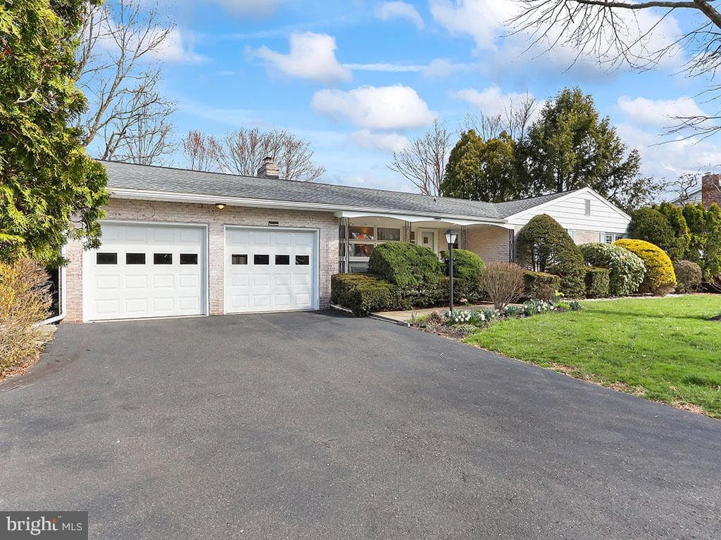 2340 Hillcrest Road photo 1