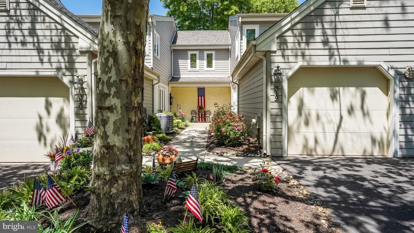 319 Dorset Court photo 1
