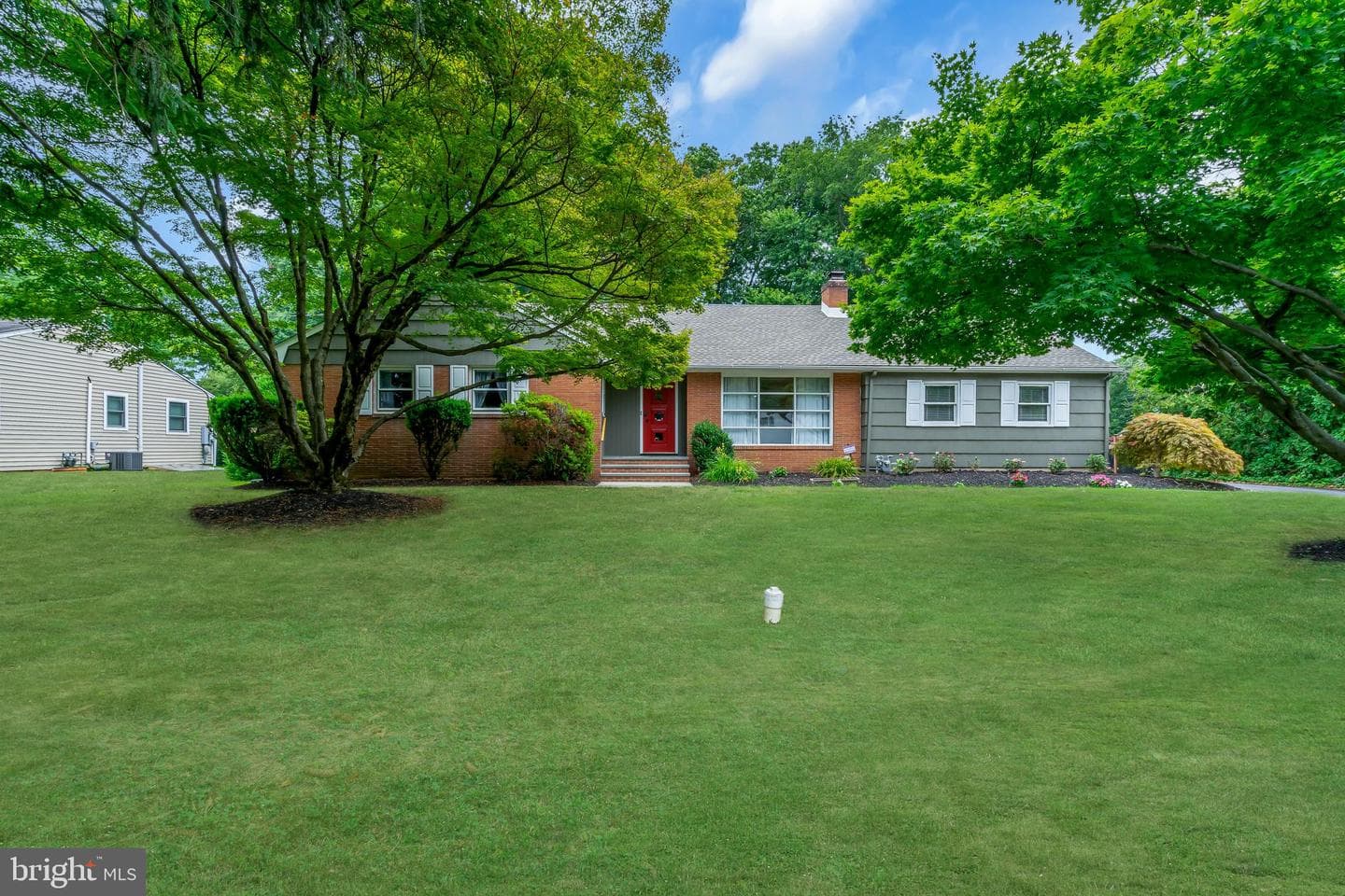 860 Queens Drive photo 1