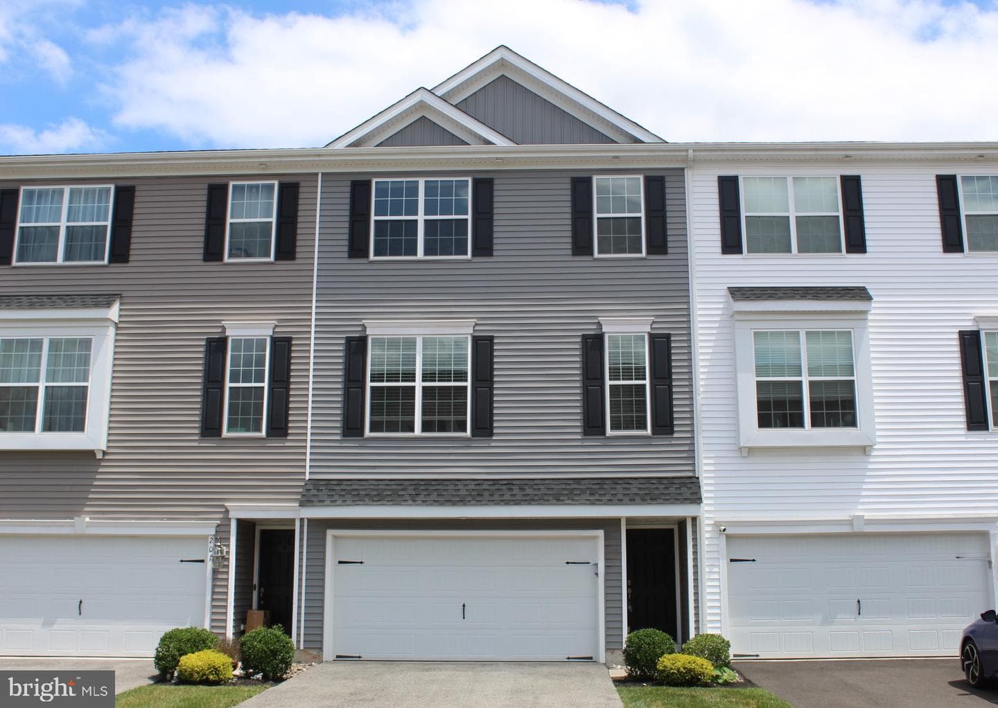 208 Pond View Court photo 1