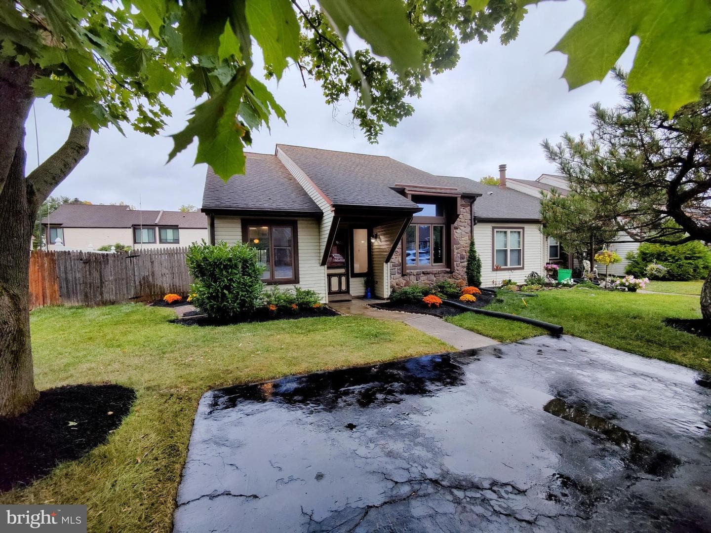 211 Stoneybrook Court photo 1