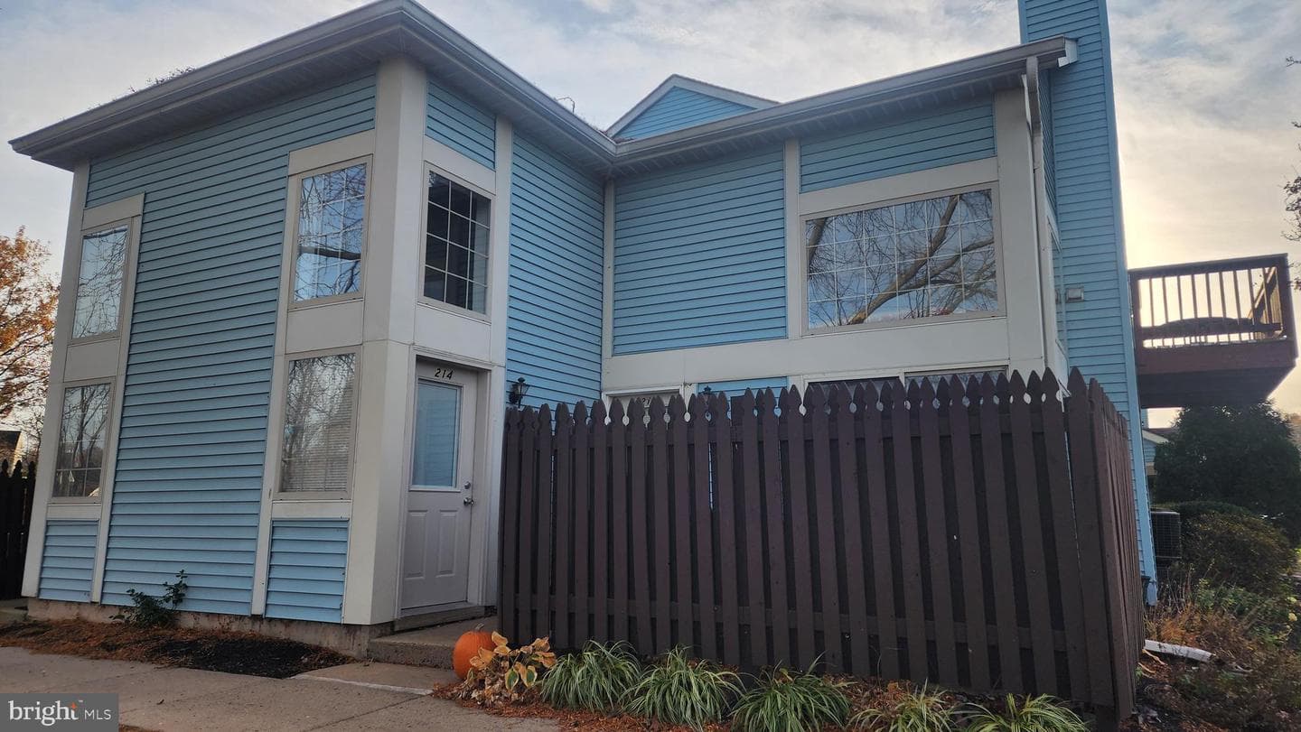214 Wheatsheaf Lane photo 1