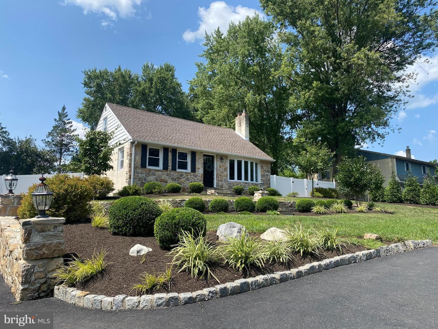 652 Holland Road photo 1