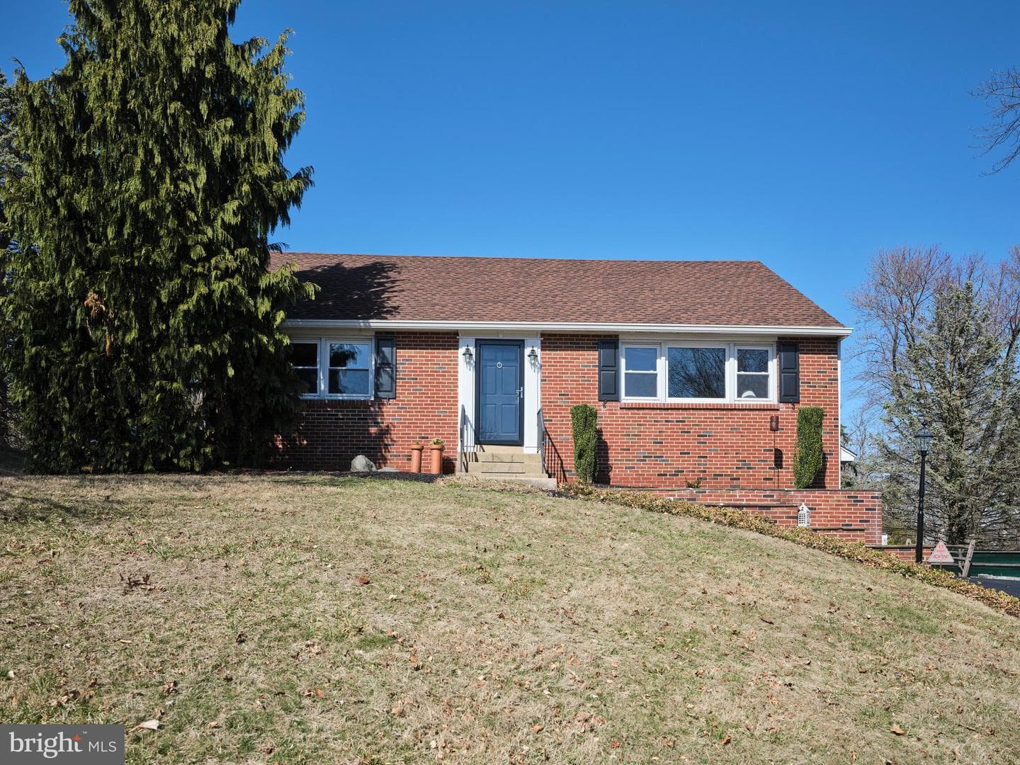 93 E Hillcrest Avenue photo 1