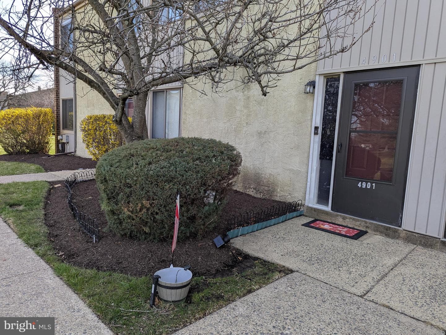 4901 Oxford Court photo 1