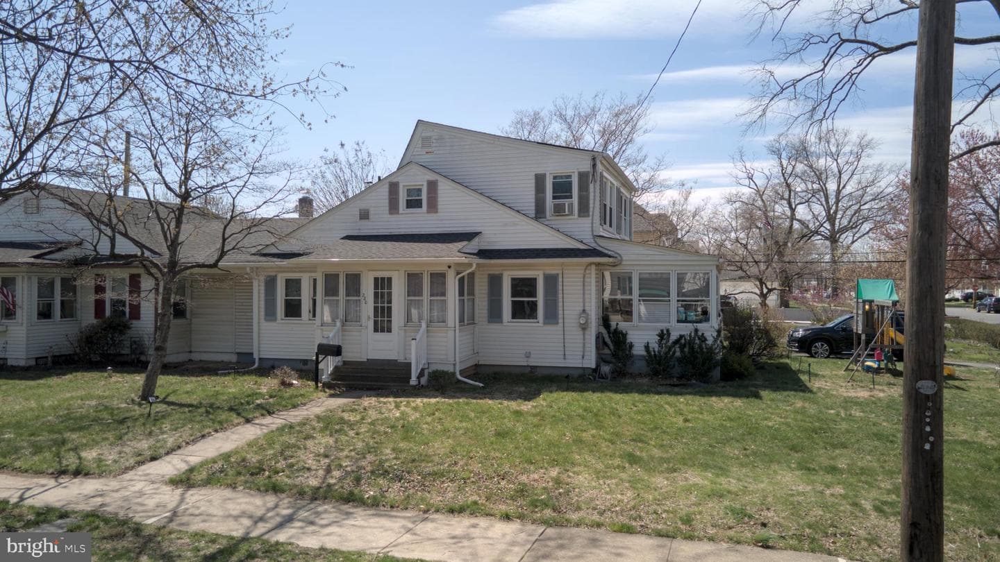 280 East Circle photo 1