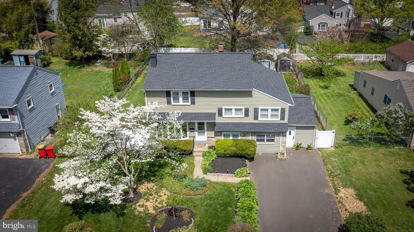 1023 Victoria Road photo 1