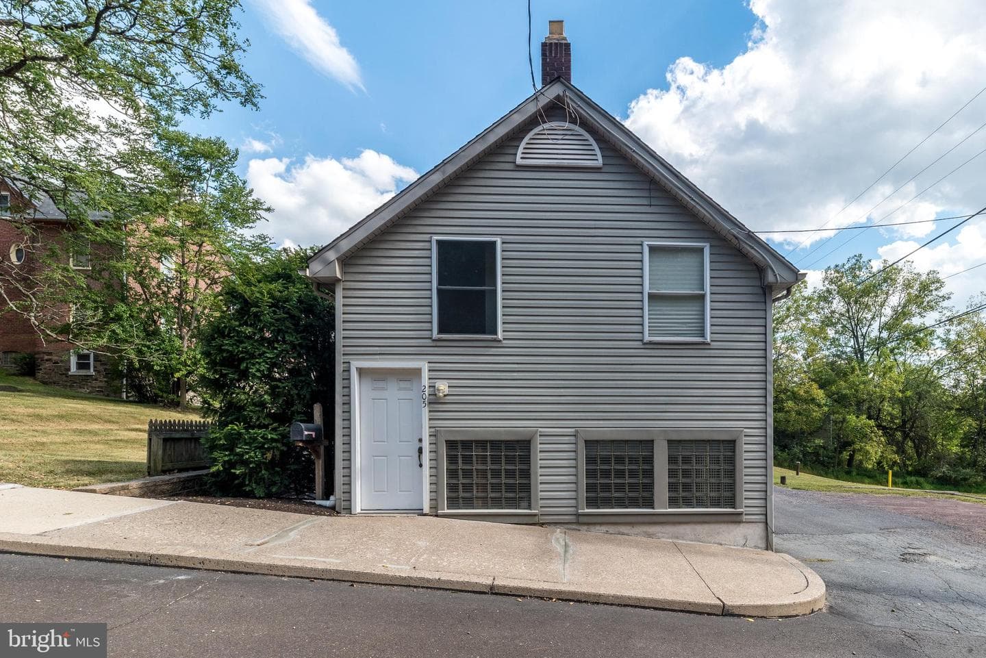 205 S 7th photo 1