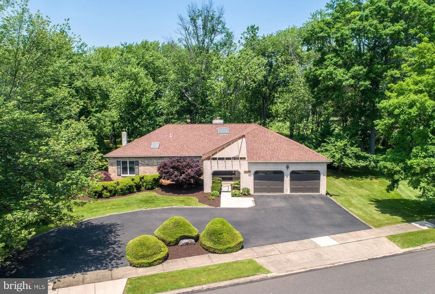 2381 Greensward S photo 1