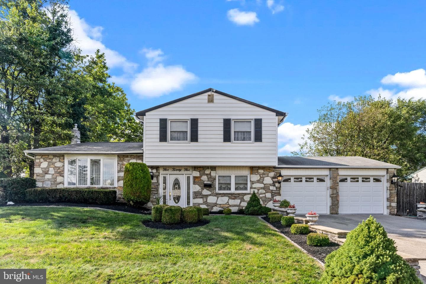 525 Cassingham Road photo 1