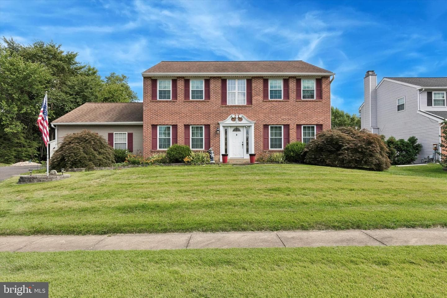 689 Pickering Road photo 1