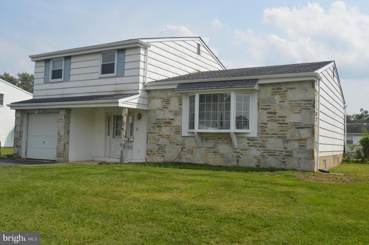 3255 Parkview Drive photo 1